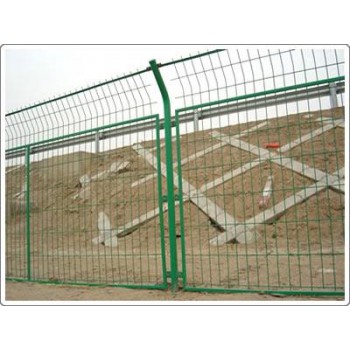 公路护栏网浸塑框架护栏网 铁路防护栅栏厂家 圈地圈山围栏网