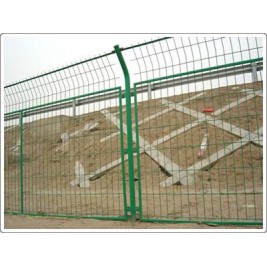 公路护栏网浸塑框架护栏网 铁路防护栅栏厂家 圈地圈山围栏网