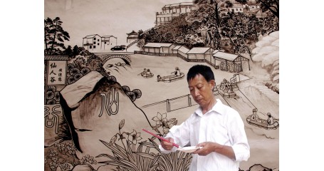 墙绘与村庄的绿荫小径相映成趣