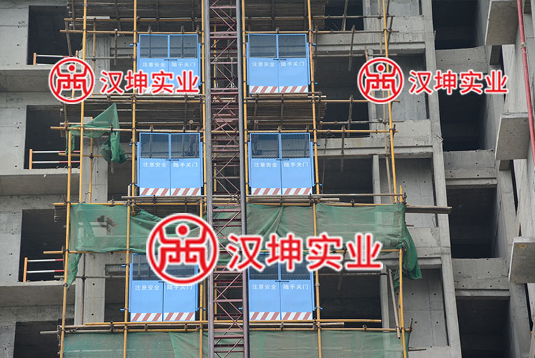 湖南长大建工梅溪四季项目安装汉坤实业的施工电梯防护门