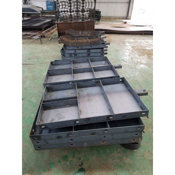 防撞墙模具坚固，防护栏模具今天发往山东日照