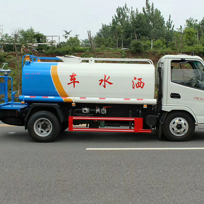 东风凯马洒水车 (1)