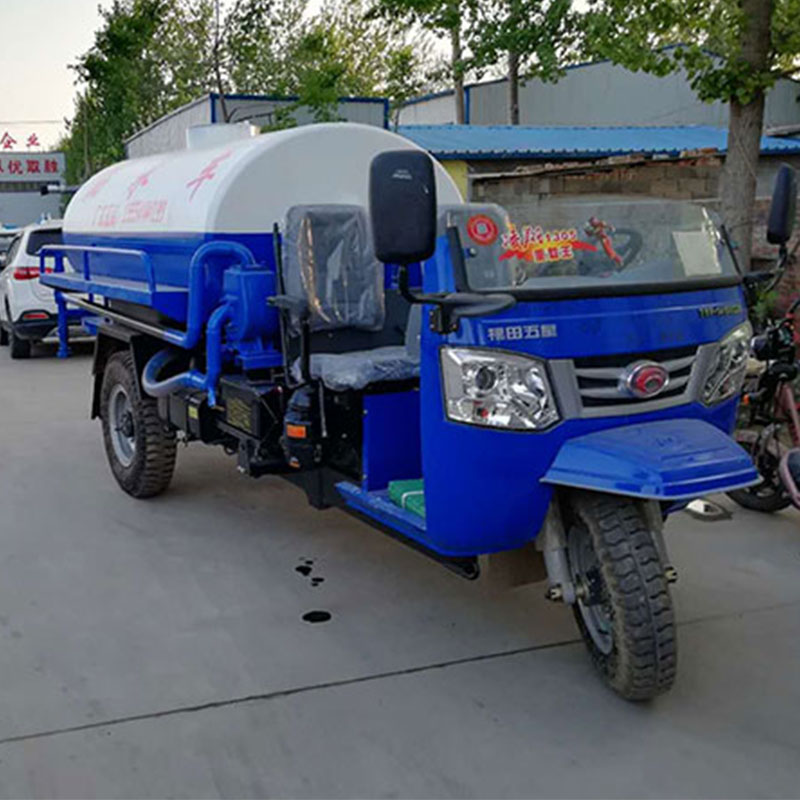 福田半封闭三轮洒水车 (1)