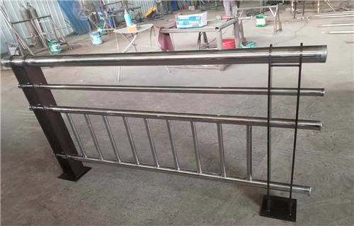 不锈钢碳素钢复合管护栏	报价