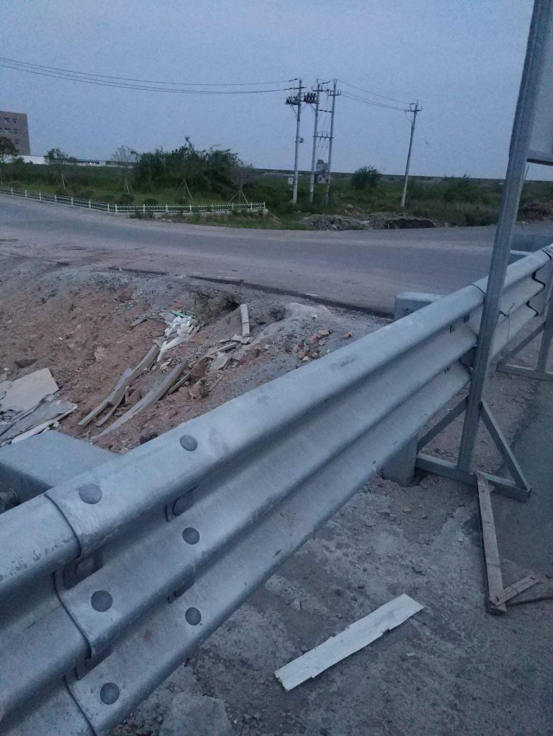 公路防撞护栏	供应