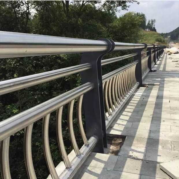 河道护栏	加工 不锈钢碳素钢复合管护栏	可加工定制