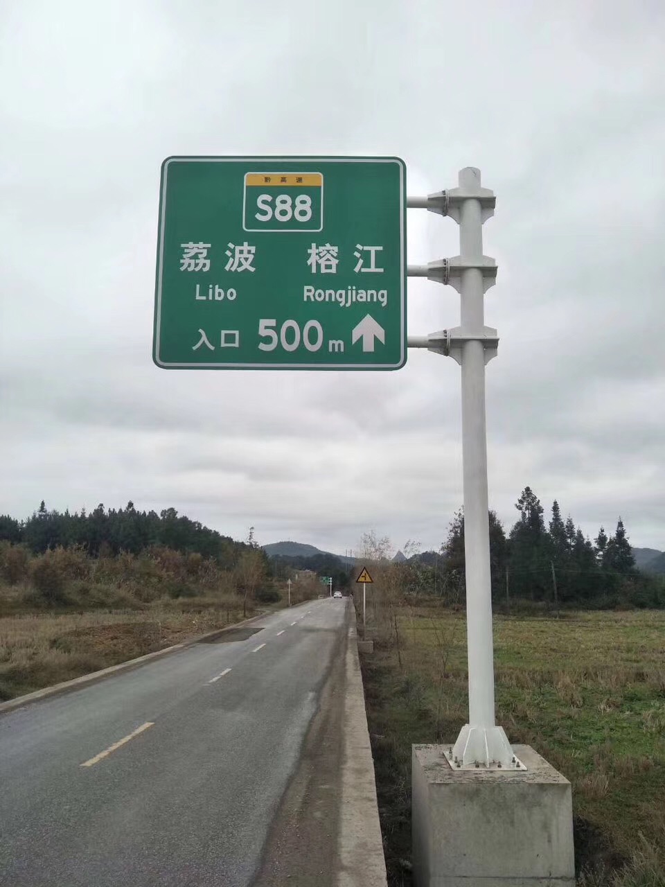 1548948703579071766.jpg 扬州荣耀照明专业生产高速公路标志杆 交通道路街道指示牌 监控杆 信号灯红録灯杆 标志牌杆示例图5