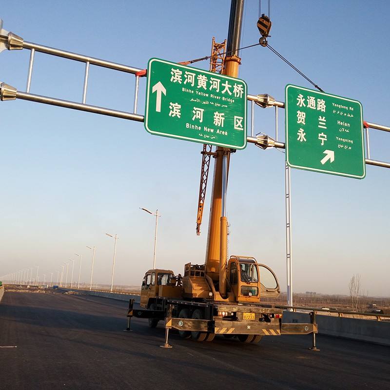 1548948587526017580.jpg 扬州荣耀照明专业生产高速公路标志杆 交通道路街道指示牌 监控杆 信号灯红録灯杆 标志牌杆示例图2