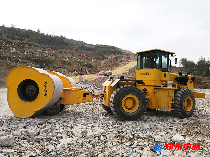 赤峰市冲击碾压设备郑州中航冲击压路机代理
