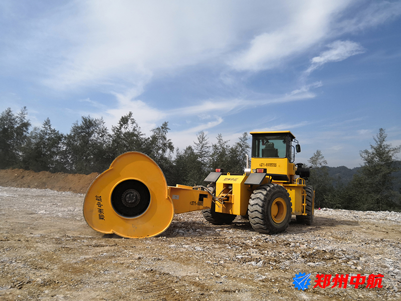 阳江市冲击碾压机 冲击式压路机郑州中航冲击压路机出租价格