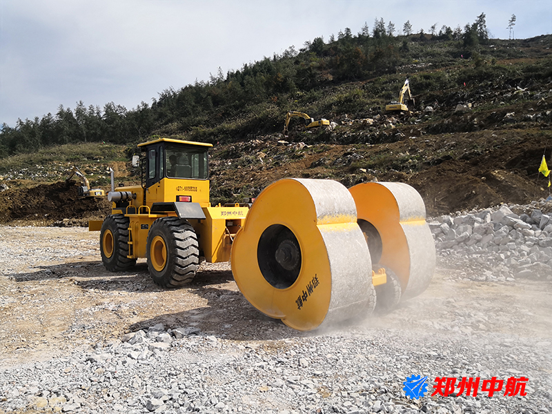 德宏傣族景颇族自治州25kj冲击压路机郑州中航冲击压实机冲击碾压机价格好品牌