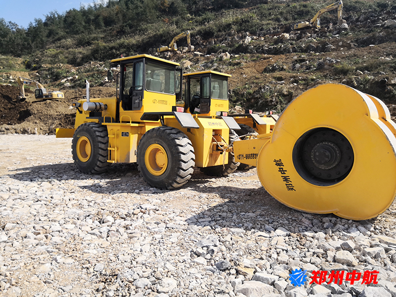 青岛市冲击碾压机 冲击式压路机郑州中航冲击压路机租赁经销商