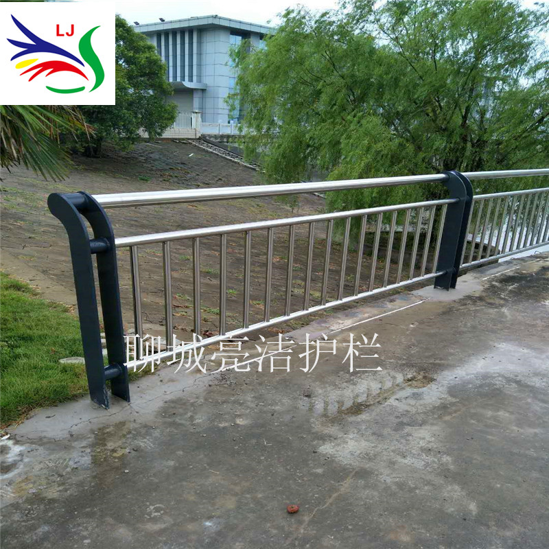 厂家生产人行道不锈钢护栏 304不锈钢复合管护栏 镀锌管喷塑桥梁护栏示例图3