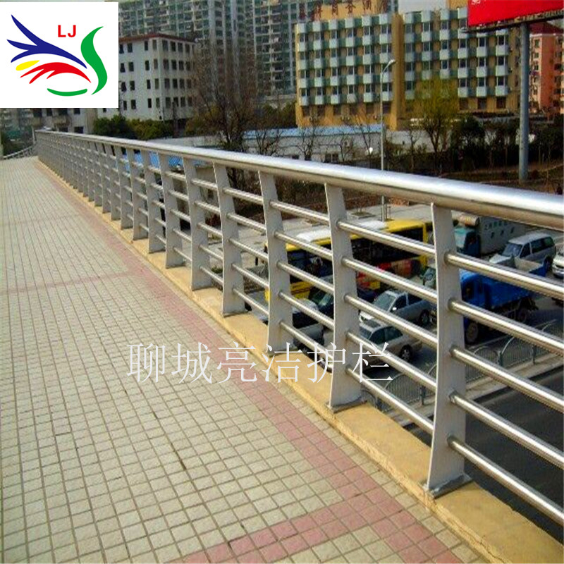 厂家生产人行道不锈钢护栏 304不锈钢复合管护栏 镀锌管喷塑桥梁护栏示例图4