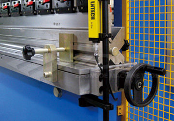 手动挠度补偿工作台.jpg 手动挠度补偿工作台.jpg