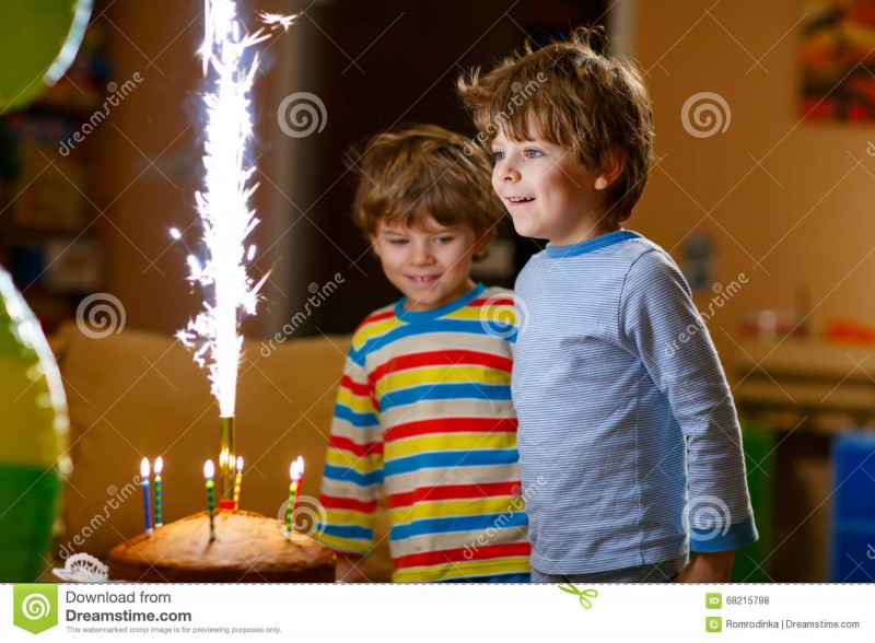 庆祝与蛋糕和蜡烛的小孩男孩生日-68215798