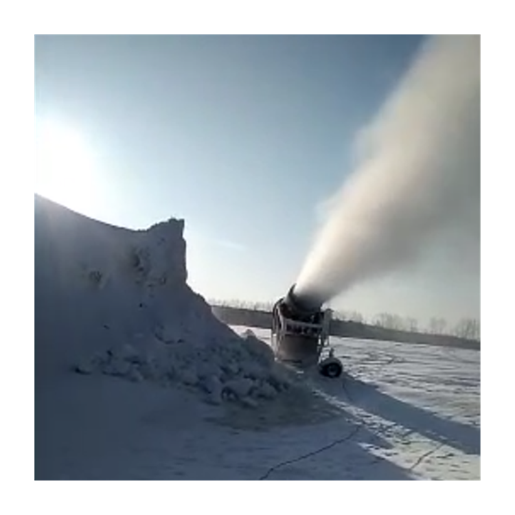 大型滑雪场有人工造雪机设备的带领