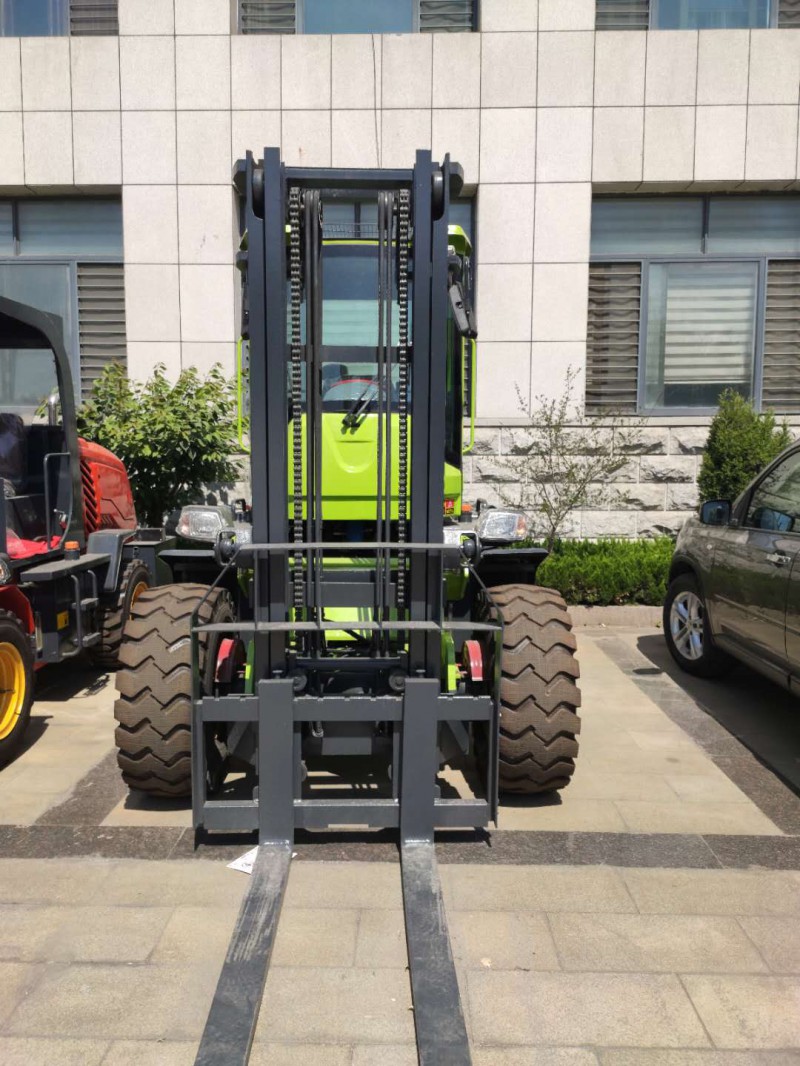 3.5吨交接式四驱越野叉车2