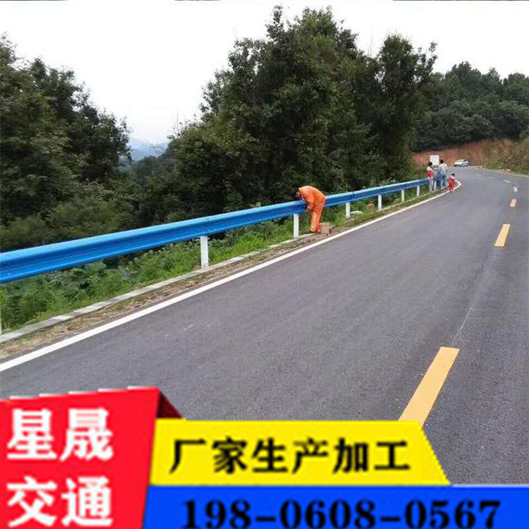 波形公路护栏板 镀锌立柱冠县护栏之乡 贵州公路波形护栏现货供应