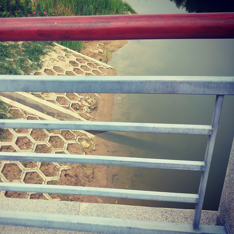 厂家直销不锈钢桥梁防撞护栏 护栏立柱喷塑锌钢道路钢板立柱现货