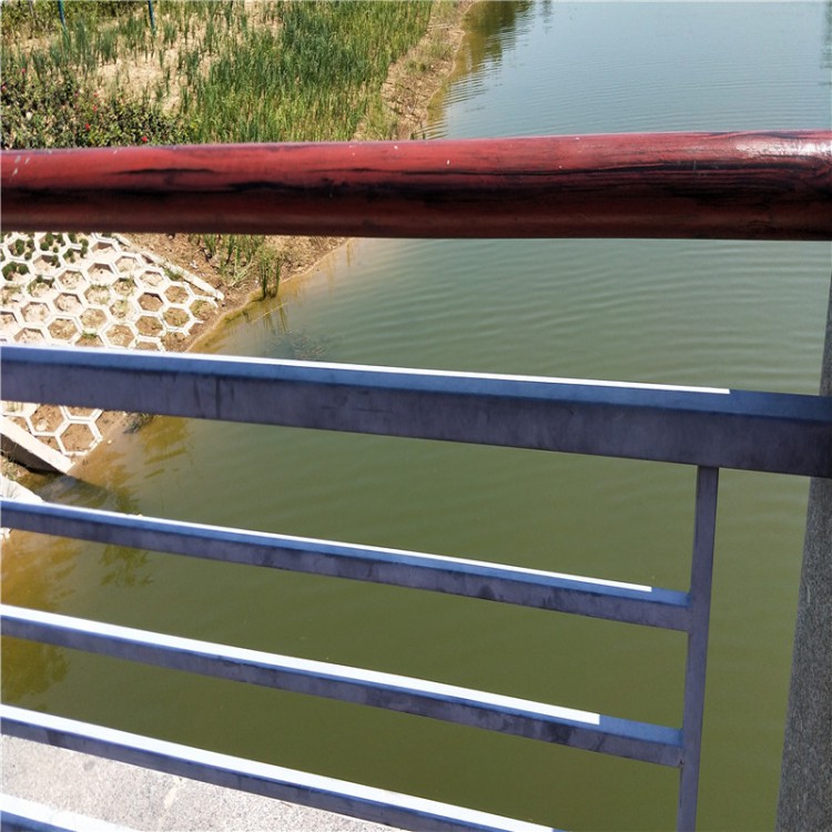 黄冈不锈钢复合管提供免费安装技术指导 准确报价护栏钢板立柱