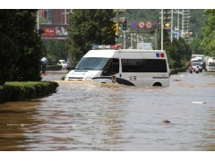 广州雨后内涝严重，路人当街捕鱼，黄埔区全天停课