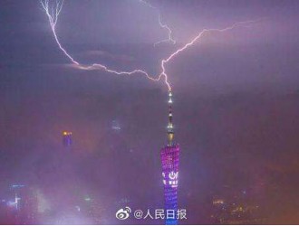 网友拍到雷击广州塔全过程场面震撼堪比魔幻大片 网友:谁用小蛮腰发誓了?