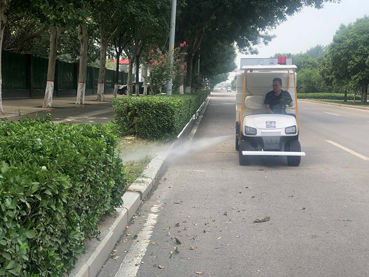 百易四轮高压清洗车冲洗路牙石