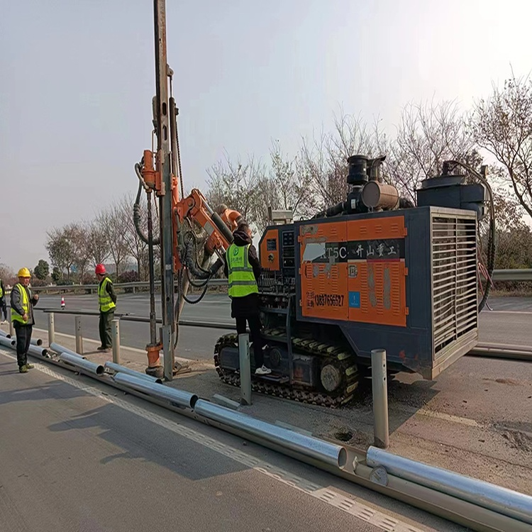 护栏安装施工现场