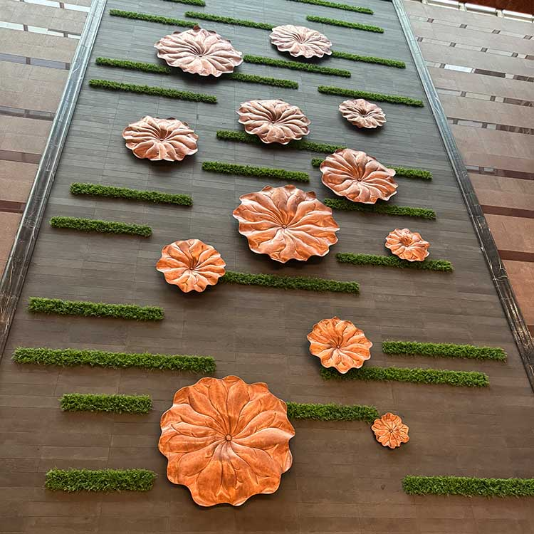 石家庄云臻世纪大酒店铜雕荷叶