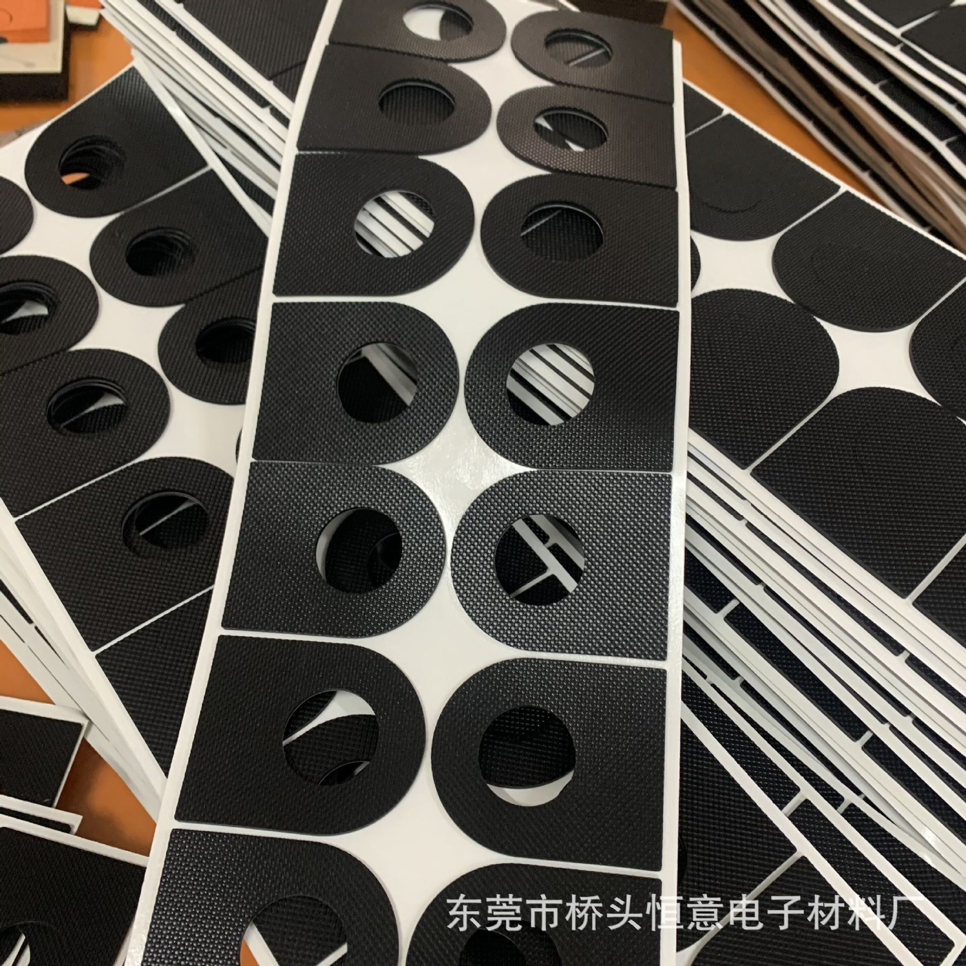 网格橡胶贴黑色硅胶脚垫磨沙哑面网格硅胶防滑胶垫自粘防滑硅胶垫