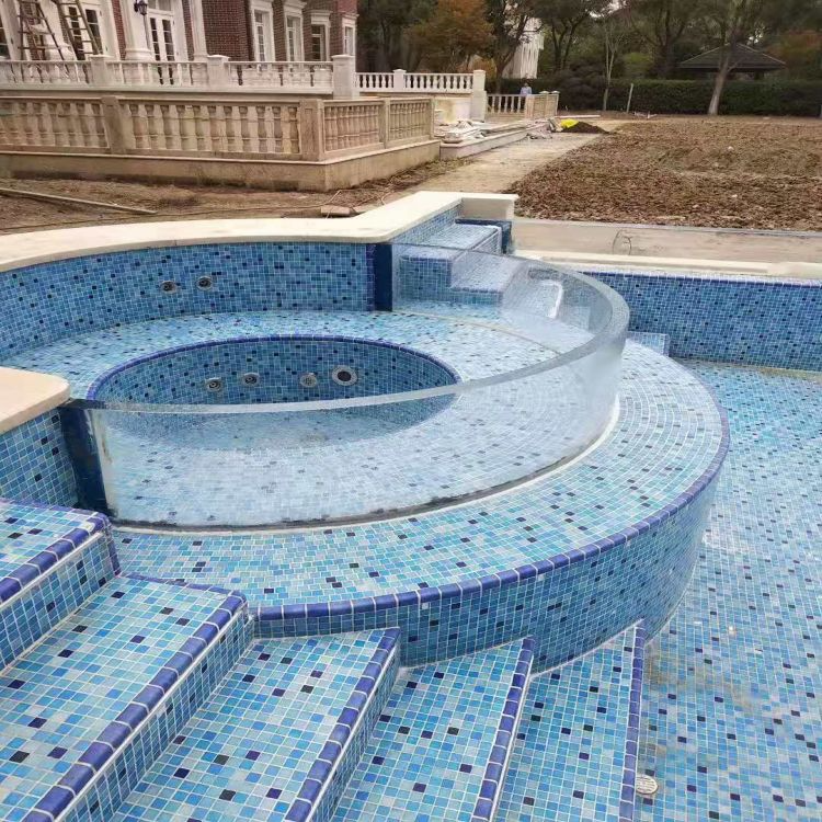 泳池中的温泉池