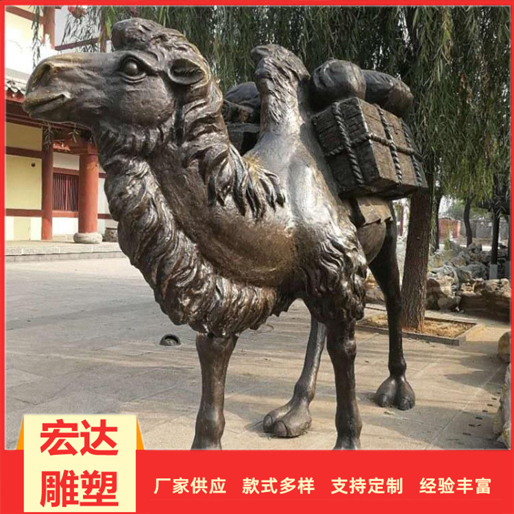 景区摆放铜骆驼