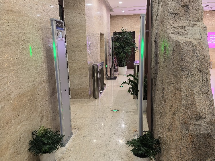 内蒙古临河 818 酒吧安装澄蓝尉士安检门 提升安全保障水平