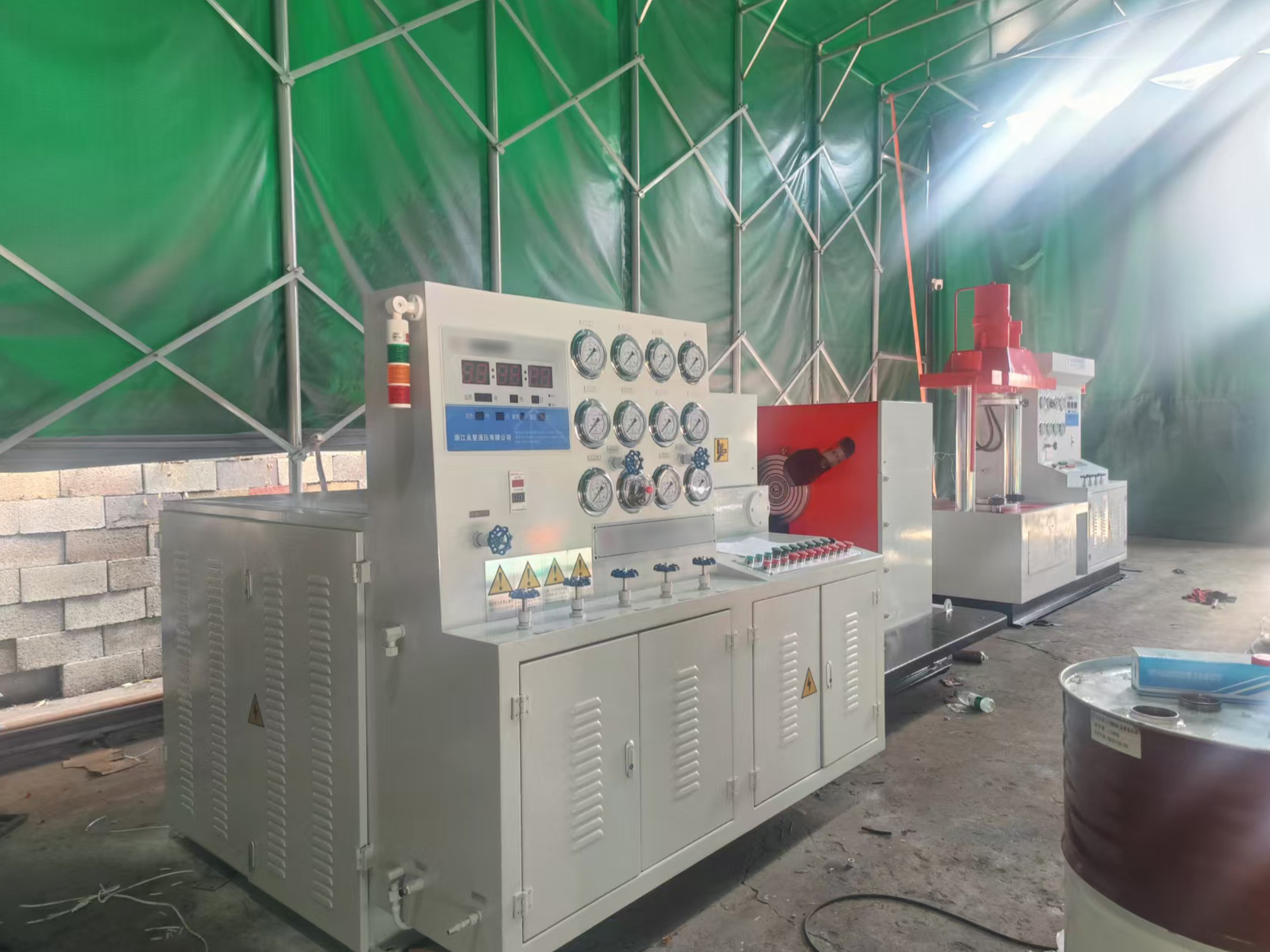 YFT-300平卧抱爪型阀门试验台；YFT-B立式抱爪型阀门试验台生产完毕。即将向河南阀门交付。