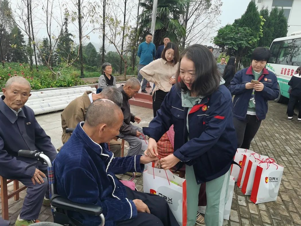 岁岁重阳秋风劲，敬老爱老暖人心