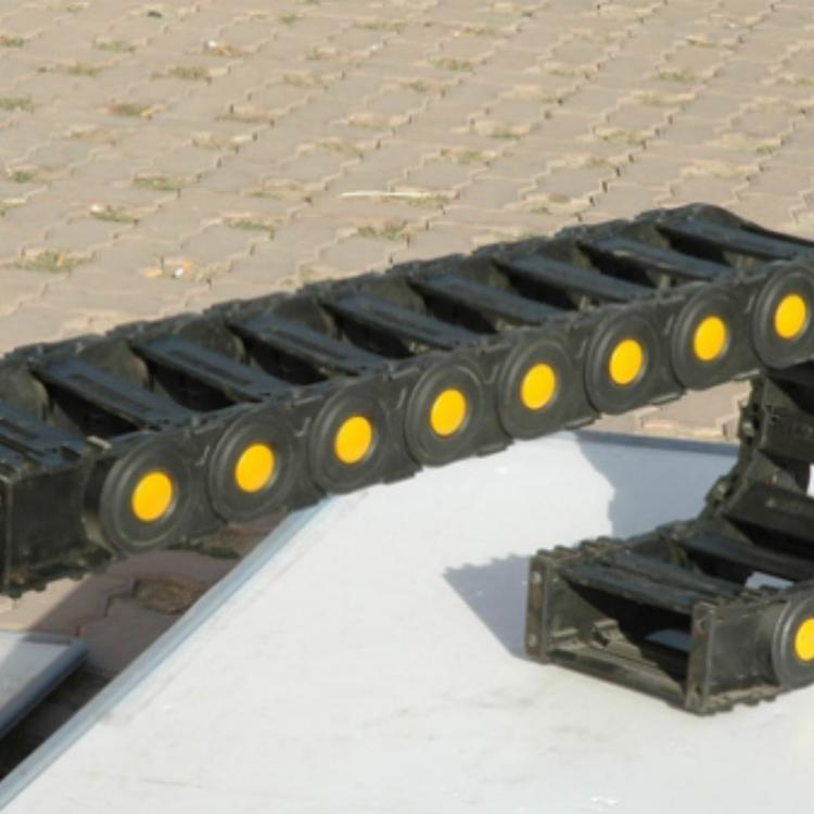 Bridge-type plastic chain guide
