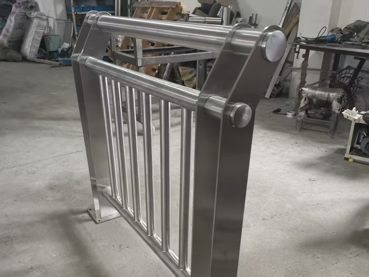 不锈钢护栏的广泛应用，山东银塔全程护航