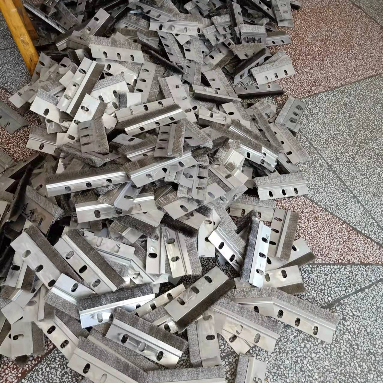 水泥厂篦冷机隔室密封钢刷 篦冷机风室钢刷 篦冷机密封钢丝刷