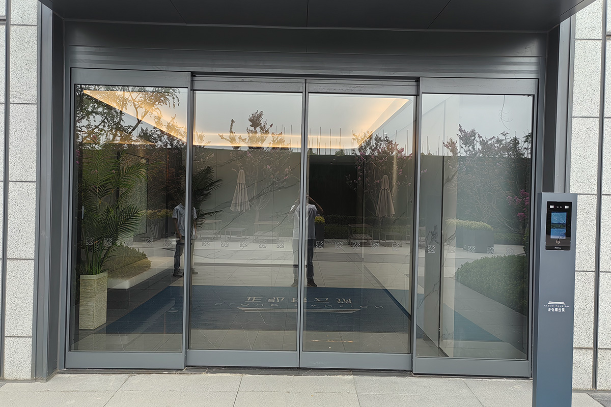 正弘璟云筑小区紧急疏散门