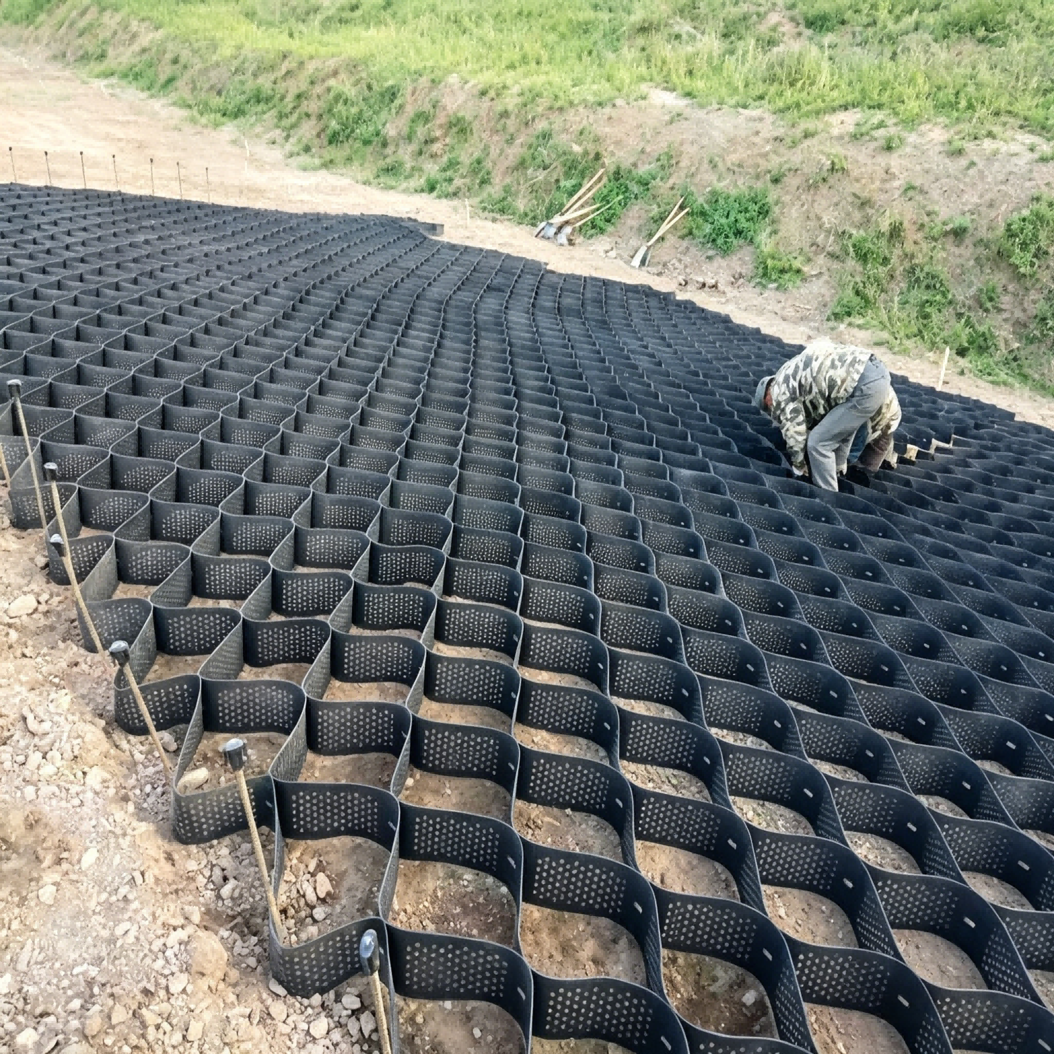 三维网喷播植草 护坡施工队 主动网喷草籽 土工格室河道修复