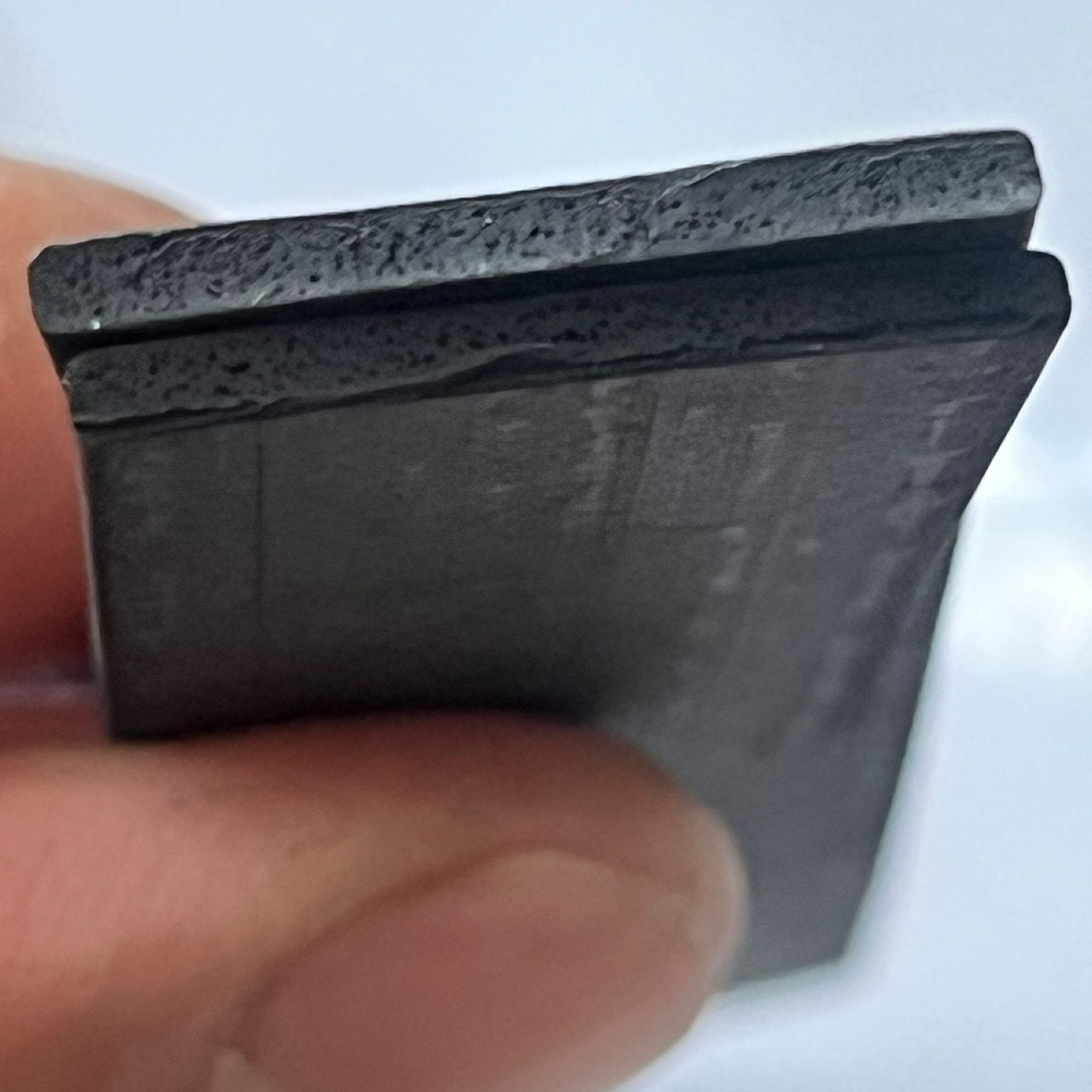 粘结磁体是永磁材料粉末与树脂、塑料，尼龙等粘结剂混合后成型制成永磁材料